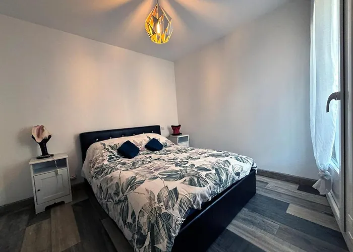 Ground Floor Near Center Whith Balcony, Air Conditioning, Parking Collioure