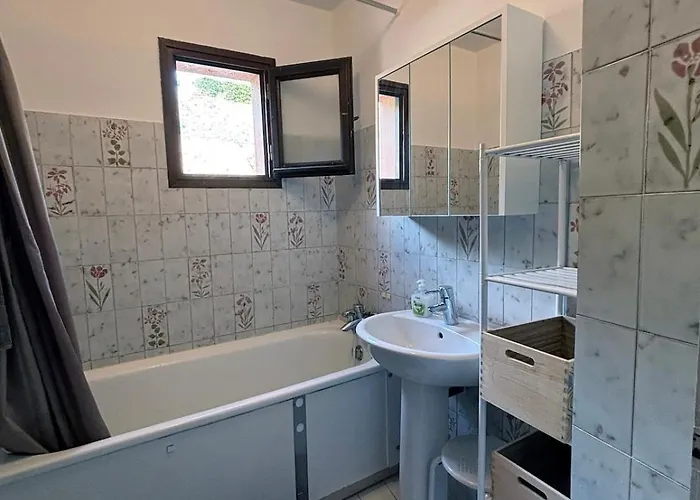 Ground Floor Near Center Whith Balcony, Air Conditioning, Parking Apartment