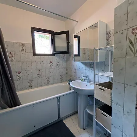 Ground Floor Near Center Whith Balcony, Air Conditioning, Parking Apartmán