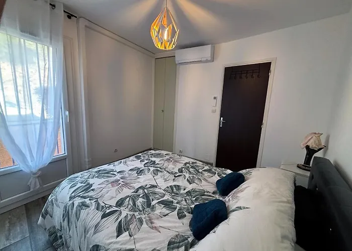 Ground Floor Near Center Whith Balcony, Air Conditioning, Parking
