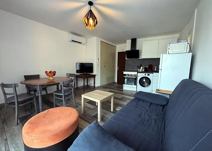 Ground Floor Near Center Whith Balcony, Air Conditioning, Parking Apartament